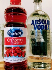 Afbeelding van fles cranberrysap en een fles Absolut Wodka